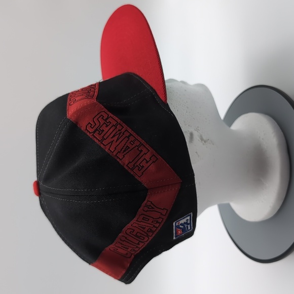 The Game| NWOT Vintage NHL Calgary Flames Black Sports Cap Snap Back Green Brim - Picture 3 of 11